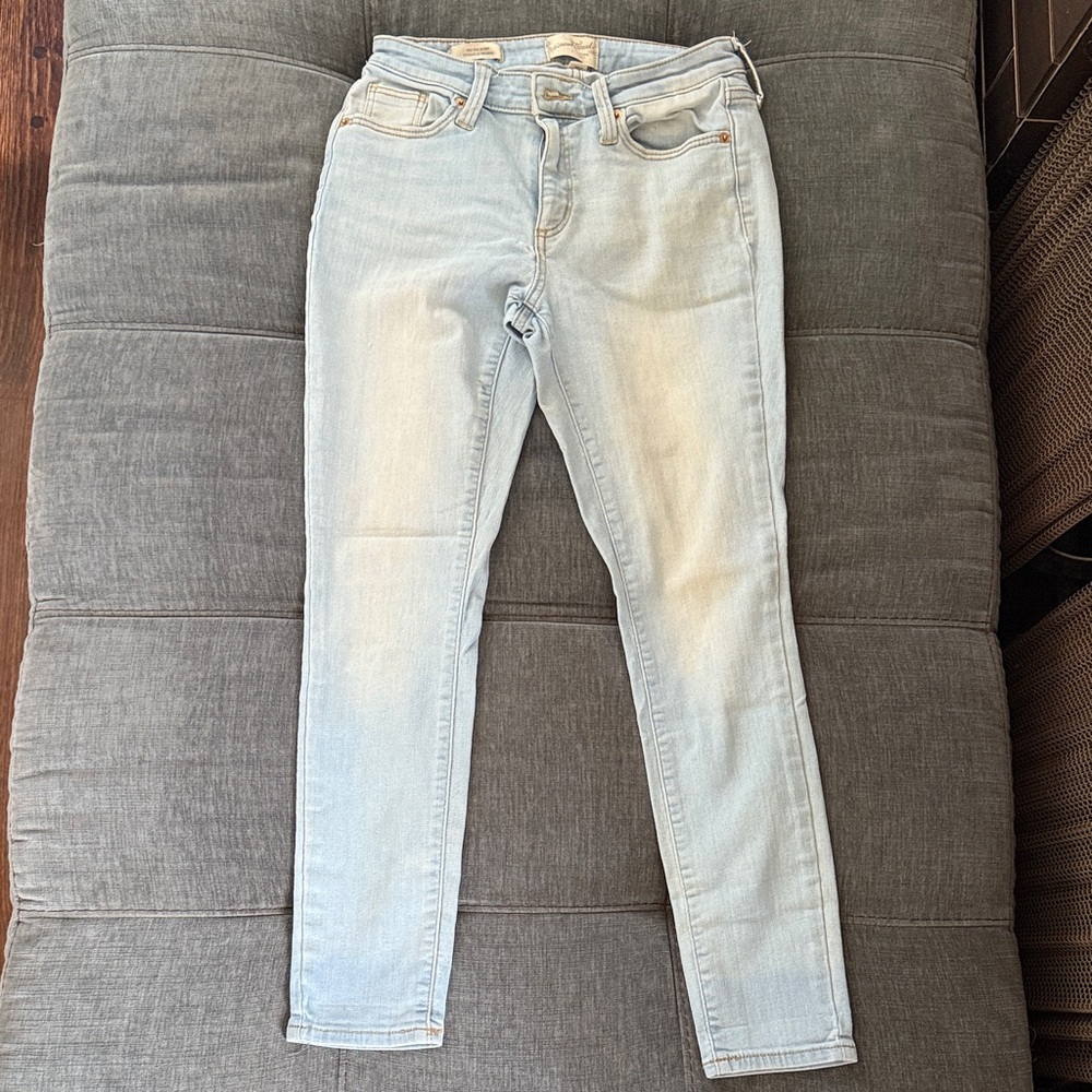 Universal Thread Women's Light Wash Skinny Jeans
